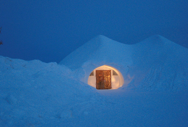spend-the-night-at-an-igloo-village-in-finland